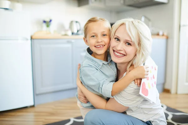 Fröhliche Kleine Mädchen Und Ihre Hübsche Blonde Mutter Umarmung Die — Stockfoto