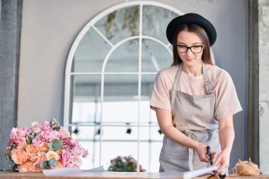 Güzel çiçekçi çiçek demet alıcılar ve istemciler için şal şapka ve iş giysisi kesme kağıt