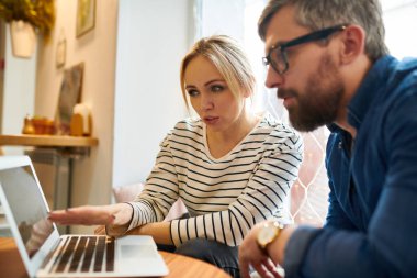 Genç kadın laptop toplantısında online veri işaret ederken onun meslektaşım için sunu yapma