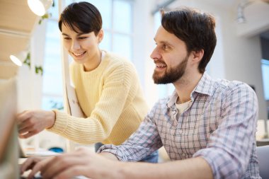 İki genç başarılı yöneticileri Office iş projesi hazırlanırken online bilgi tartışıyor