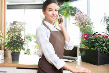 Mutlu genç esmer ile işyeri kamera önünde tarafından diyen birileri dururken smartphone