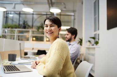 Çalışma alanı'ndan net tarama yaparken bakıyorsun dişlek gülümseme ile neşeli genç Yöneticisi