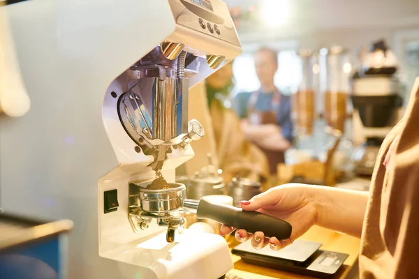 Hand Von Barista Bohnen Kaffeemaschine Beim Zubereiten Von Frischem Cappuccino — Stockfoto