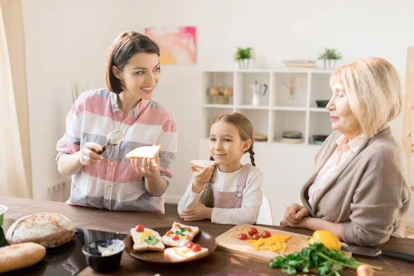 Mujer Joven Haciendo Sándwiches Para Desayuno Hablando Con Madre Cocina — Foto de Stock