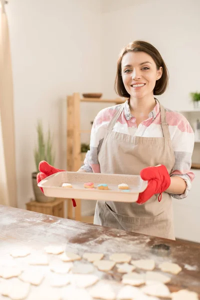 Alegre Joven Ama Casa Sosteniendo Bandeja Caliente Con Galletas Caseras — Foto de Stock