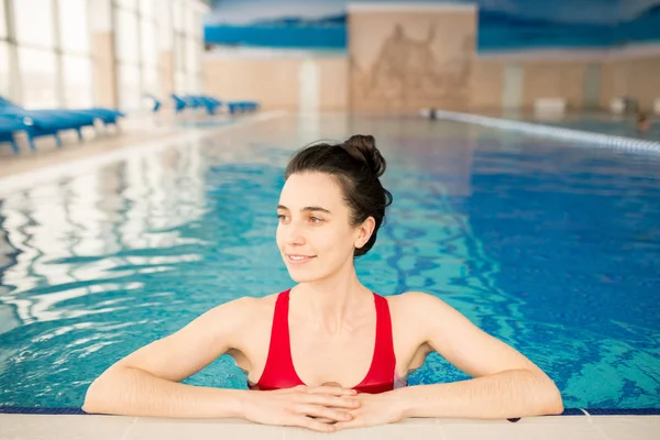 Bastante Joven Morena Traje Baño Descansando Piscina Centro Ocio Contemporáneo —  Fotos de Stock