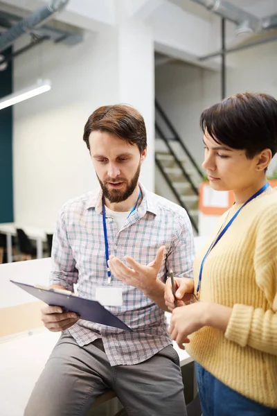 Zwei Selbstbewusste Ökonomen Die Daten Finanzdokumenten Durchsehen Und Ihre Wichtigsten — Stockfoto