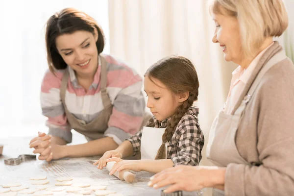 小女孩学习滚圆面团 和妈妈 奶奶一起做自制的糕点或饼干 — 图库照片