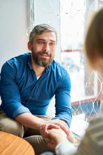 Junger Bärtiger Mann Freizeitkleidung Hält Hand Seiner Freundin Während Mit — Stockfoto