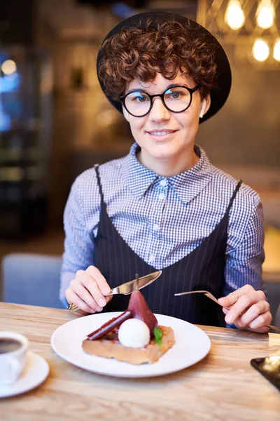 Jonge Elegante Brunette Vrouw Zitten Door Tabel Café Gaan Dat — Stockfoto