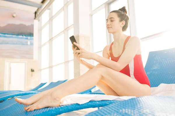 Hezká Mladá Štíhlá Žena Plavky Koupání Bazénu Windows Messaging Smartphone — Stock fotografie