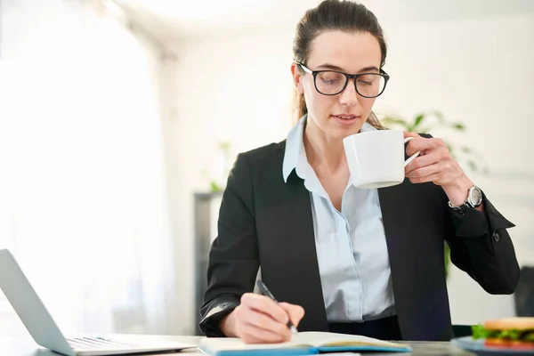 Junge Geschäftsfrau trinkt Kaffee — Stockfoto