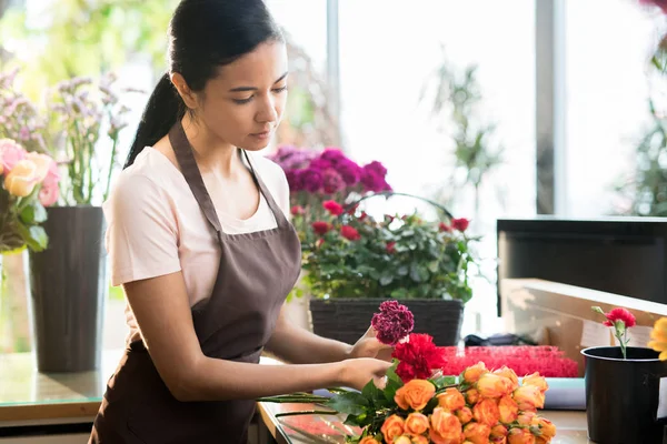 Joven Florista Morena Ropa Trabajo Clasificando Rosas Frescas Claveles Mesa — Foto de Stock