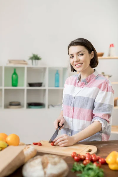 Lycklig Ung Kvinna Casualwear Tittar Dig Samtidigt Skära Färska Tomater — Stockfoto