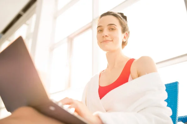 Giovane Bella Femmina Che Guarda Mentre Rilassi Dopo Aver Nuotato — Foto Stock