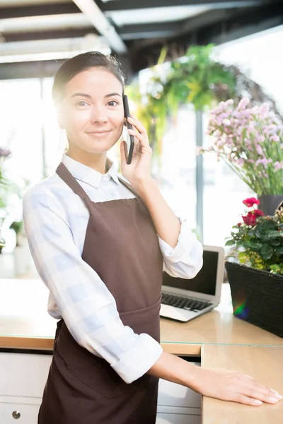 Ung Personal Samtida Florist Butik Stående Tabellen Medan Consulting Klienter — Stockfoto