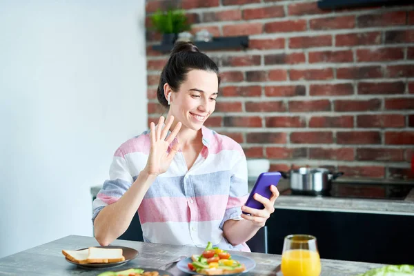 Videollamada en desayuno — Foto de Stock