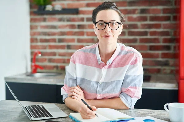 Chica estudiando en casa — Foto de Stock