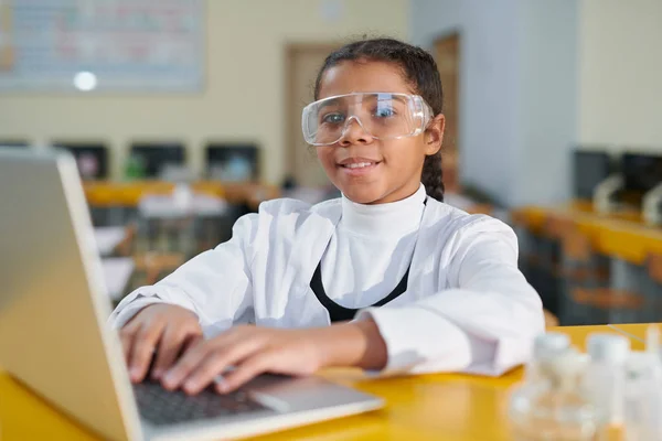 Happy Framgångsrika Mixed Race Schoolgirl Tittar Dig När Sitter Vid — Stockfoto