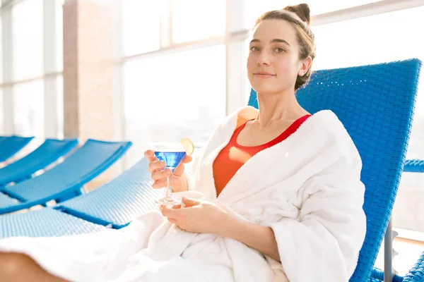 Menina Relaxada Bonito Roupão Banho Tendo Bebida Vidro Martini Depois — Fotografia de Stock