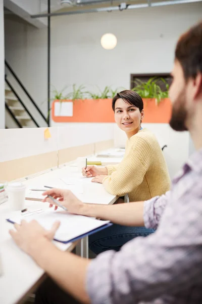 Gelukkig Jonge Brunette Accountant Kijken Naar Haar Collega Kantoor Tijdens — Stockfoto