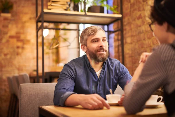 Homem Barbudo Casualwear Sentado Mesa Café Tomando Chá Interagindo Com — Fotografia de Stock