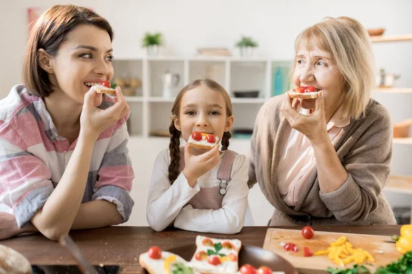 Group Hungry Females Eating Homemade Sandwiches Cheese Cherry Tomatoes Kitchen — Stock Photo, Image
