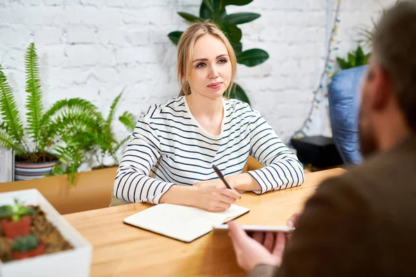 Ung Självsäker Manager Att Göra Anteckningar Anteckningsboken Medan Lyssnar Hennes — Stockfoto