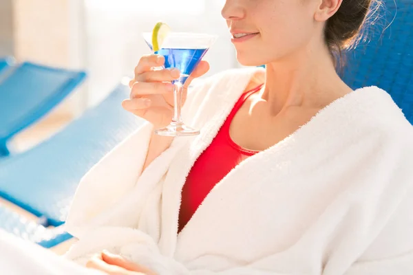 Jeune Femme Reposante Peignoir Blanc Prenant Cocktail Avec Une Tranche — Photo