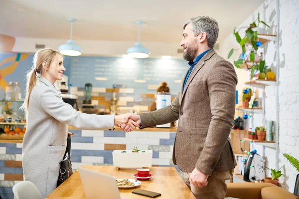 Elegante Hombre Negocios Cliente Abrigo Gris Dándose Mano Sobre Mesa —  Fotos de Stock