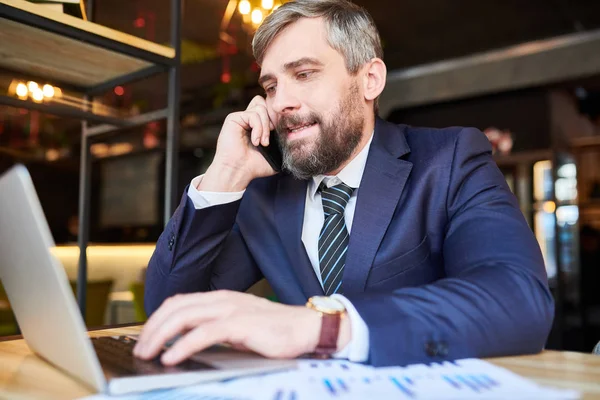 Elfoglalt Bróker Tanácsadás Valaki Telefonon Görgetésekor Online Információ Ban Laptop — Stock Fotó