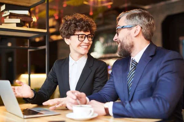 Giovane Analista Successo Broker Che Mostra Dati Online Della Sua — Foto Stock