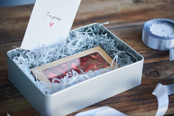 Offene Geschenkschachtel Mit Geschenk Und Grußkarte Für Liebste Zum Valentinstag — Stockfoto