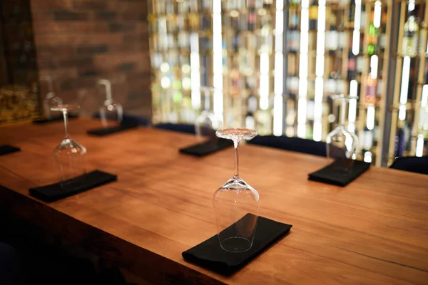 Meja Kayu Restoran Disajikan Dengan Beberapa Gelas Anggur Berdiri Terbalik — Stok Foto