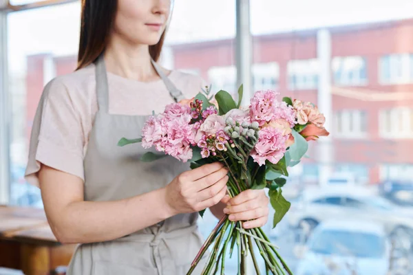 Ramo Flores Rosadas Frescas Sostenidas Por Florista Femenina Contemporánea Joven —  Fotos de Stock