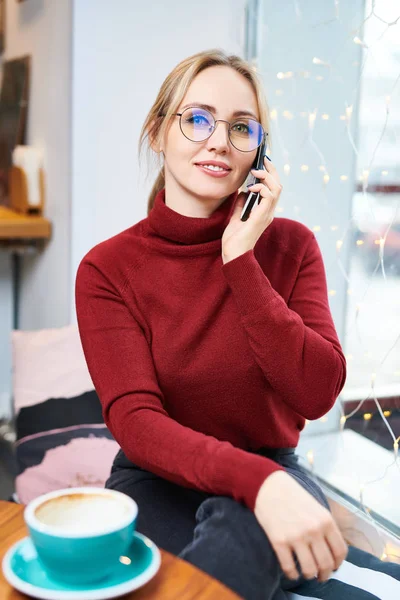 Joven Mujer Rubia Elegante Gafas Suéter Rojo Oscuro Casual Sentado — Foto de Stock