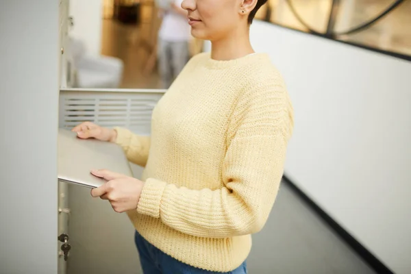 Unga Kontorspersonal Ibruktagande Värdeskåp Vikta Laptop Slutet Arbetsdagen — Stockfoto