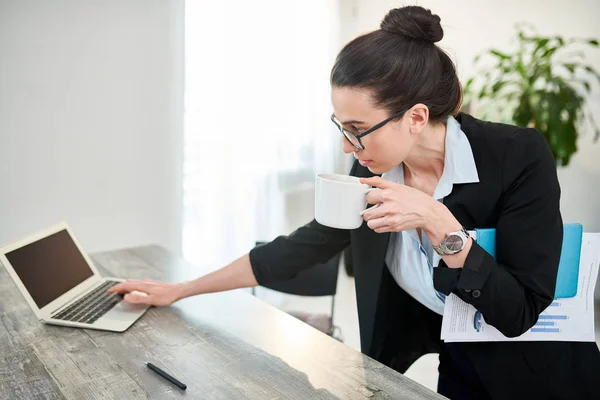 Büroarbeit am Montag — Stockfoto