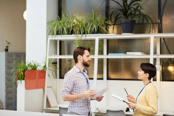 Zwei Junge Ökonomen Mit Finanzdokumenten Diskutieren Ihre Ideen Zur Prognose — Stockfoto