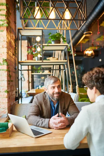 Två Medarbetare Formalwear Sitter Vid Bordet Framför Varandra Brainstorming Och — Stockfoto