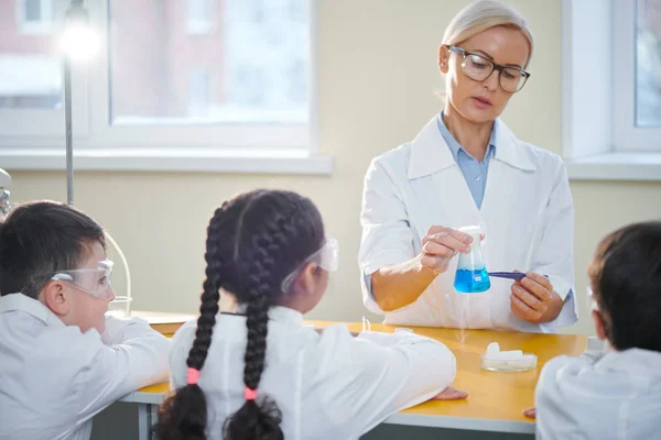 Insegnante Chimica Femminile Whitecoat Occhiali Che Spiega Suoi Studenti Reazione — Foto Stock