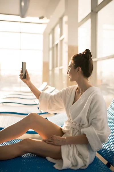 Mujer Bonita Joven Blanco Suave Albornoz Haciendo Selfie Mientras Relaja — Foto de Stock