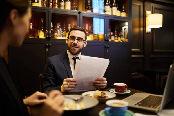 Onun Arkadaşı Ortak Toplantısında Restoran Ile Finansal Veriler Tartışırken Kağıtları — Stok fotoğraf