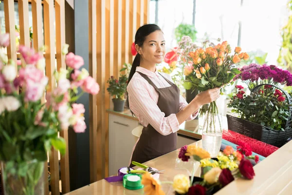 Jovem Florista Feminina Avental Camisa Mesa Com Suprimentos Flores Enquanto — Fotografia de Stock