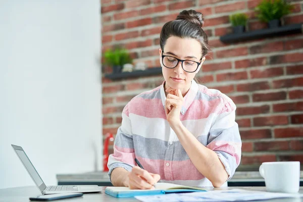 Ragazza che studia a casa — Foto Stock