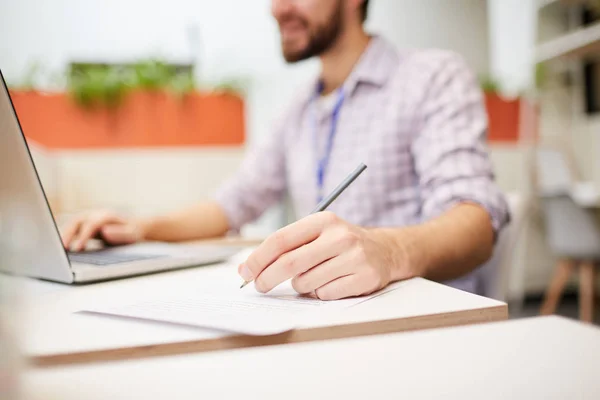 Hand Eines Jungen Geschäftsmannes Der Notizen Auf Papier Macht Während — Stockfoto