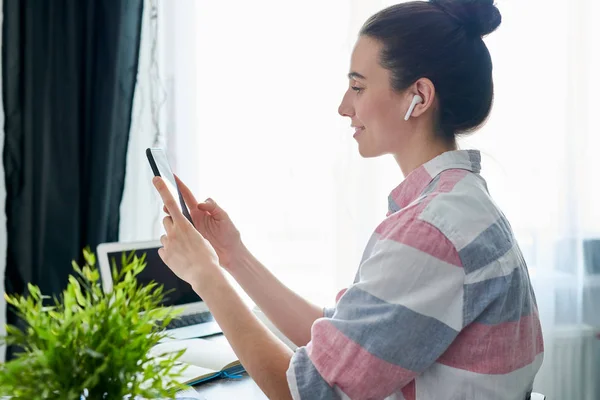 Frau benutzte Handy — Stockfoto