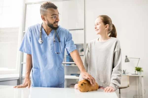 Menina Feliz Casualwear Falando Com Veterinário Enquanto Consulta Sobre Seus — Fotografia de Stock