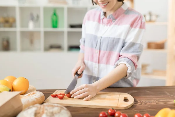 Mujer Joven Ocasional Cortando Tomates Cherry Frescos Una Tabla Madera — Foto de Stock