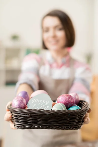 Montón Coloridos Huevos Pascua Pintados Una Pequeña Tarjeta Felicitación Cesta —  Fotos de Stock